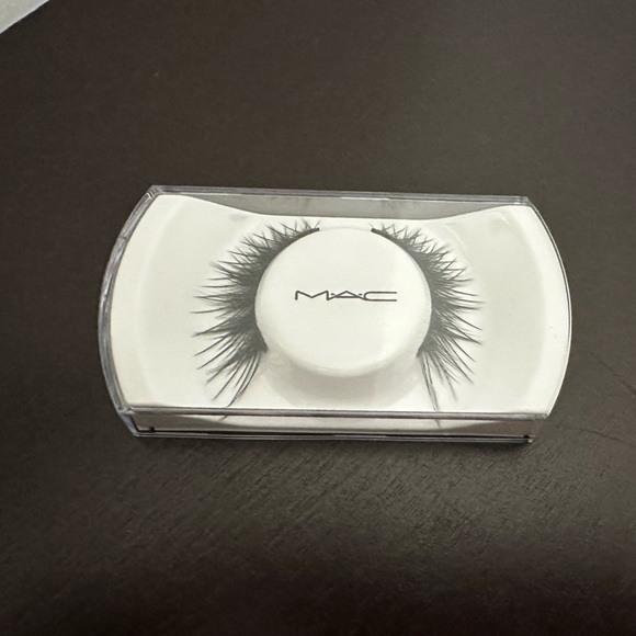 NEW MAC EYE LASHES IN 70 LASH - Picture 3 of 7